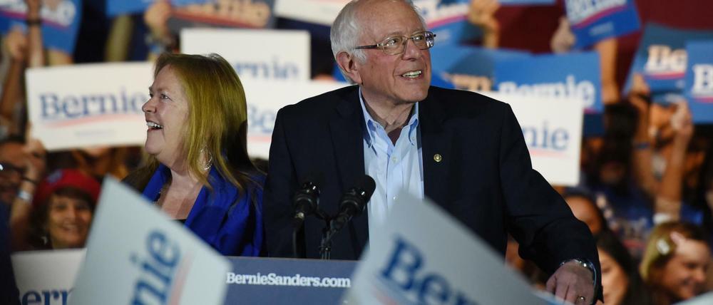 Vor Anhängern im texanischen San Antonio feiert Bernie Sanders sein Abschneiden in Nevada.