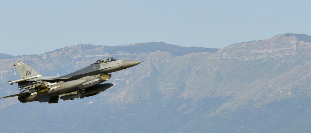 Eine US-amerikanische F-16 Fighting Falcon auf dem Weg zum Luftwaffenstützpunkt in Incirlik.