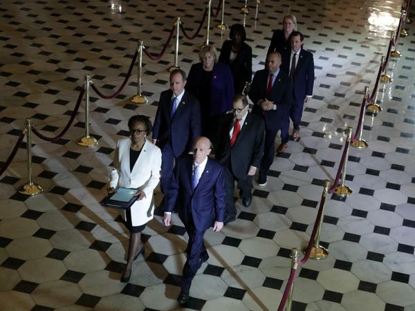 Eine Art Prozession: Die Impeachment Manager der Demokraten bringen ihre Anklage in den Senat. 