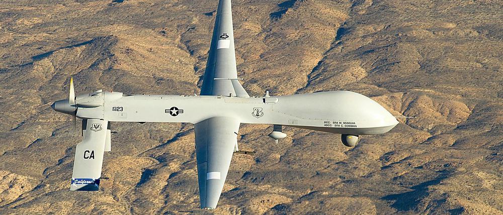 Unbemanntes Kampfgerät. Eine US-amerikanische Air Force MQ-1 Predator-Drohne über südkalifornischem Gebiet.