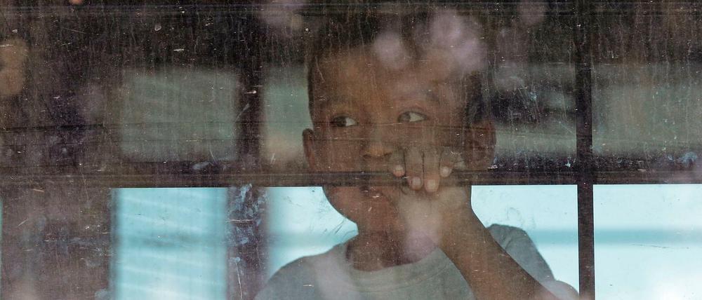 Ein Einwandererkind sieht aus der vergitterten Scheibe eines Busses der US-Grenzpolizei.
