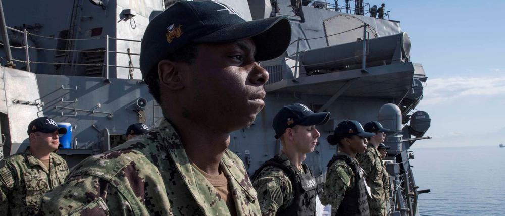 Besatzung des US-Lenkwaffenzerstörers USS Donald Cook, der derzeit im Hafen von Larnaca auf Zypern liegt.