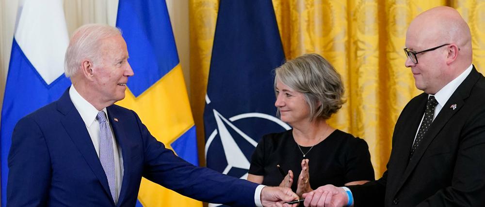 Karin Olofsdotter, Botschafterin von Schweden in den USA, applaudiert, nachdem US-Präsident Joe Biden (l.) die Ratifizierungsurkunden für die Beitrittsprotokolle zum Nordatlantikvertrag für Finnland und Schweden unterzeichnet hat. 