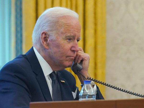 Telefonierte eine Stunde mit seinem russischen Kollegen Wladimir Putin: US-Präsident Joe Biden im Weißen Haus.