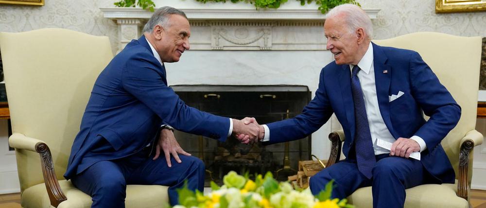 Joe Biden (r), Präsident der USA, schüttelt die Hand des irakischen Ministerpräsidenten Mustafa al-Kasimi im Oval Office.