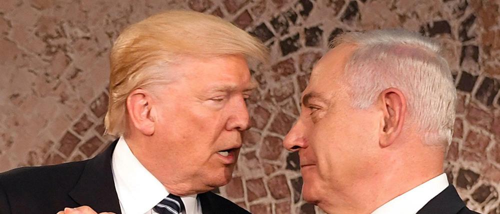 Der israelische Ministerpräsident Benjamin Netanjahu (r) und US-Präsident Donald Trump geben sich in Jerusalem die Hand. (Archivbild)