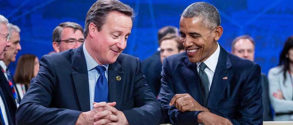 US-Präsident Barack Obama (r.) und Großbritanniens Noch-Premierminister David Cameron plaudern am Rande des Nato-Gipfels in Warschau.