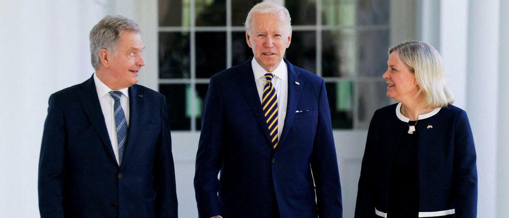 US-Präsident Joe Biden läuft mit den Regierenden von Finnland und Schweden zu einem Treffen. 