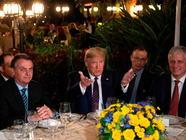 Trump mit Bolosnaro (links) in Mar-a-Lago.