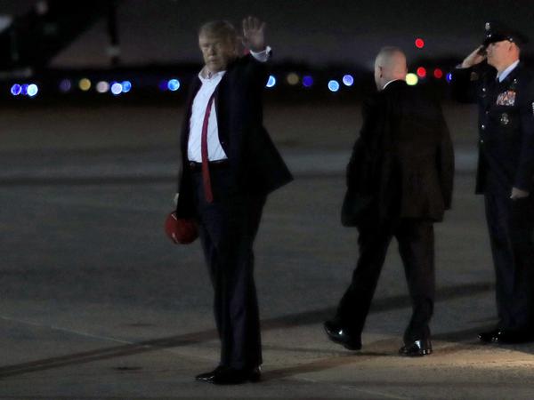 Entnervt mit offenem Hemd und ungebundemem Schlips: Donald Trump auf der Rückreise. 