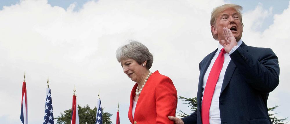 US-Präsident Donald Trump begleitet die britisches Premierministerin Theresa May.