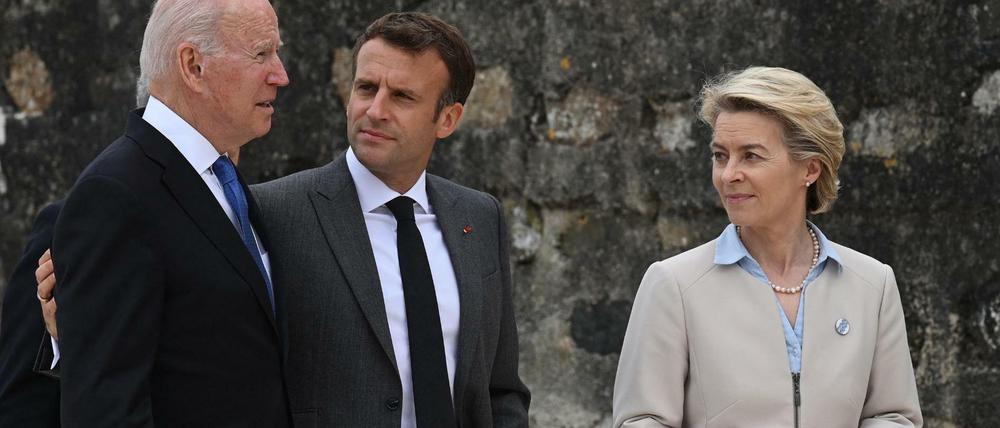 Europa-Tour. Beim G-7-Gipfel traf US-Präsident Biden (links) bereits Frankreichs Staatschef Macron und EU-Kommissionschefin von der Leyen.