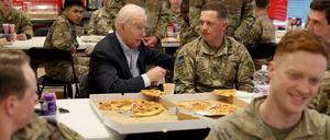 In Polen wird jetzt die Demokratie verteidigt. Präsident Joe Biden bei Soldaten der 82. Luftlande-Division im Karpatenvorland.
