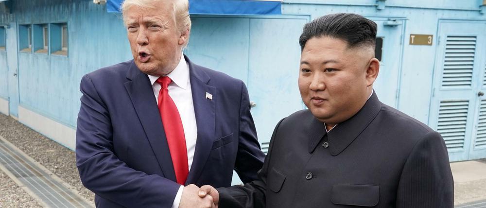 Trump schüttelt Kim in Panmunjom die Hand