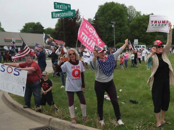 In Michigan wartet eine Unterstützerin des Verschwörungsmythos "QAnon" auf US-Präsident Donald Trump. 