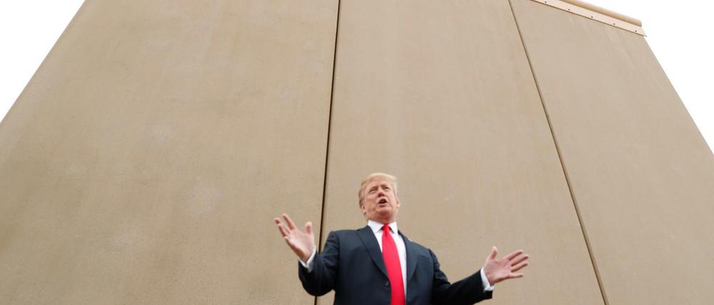 Inspektion. Donald Trump besuchte die Mauerteile am Dienstag.