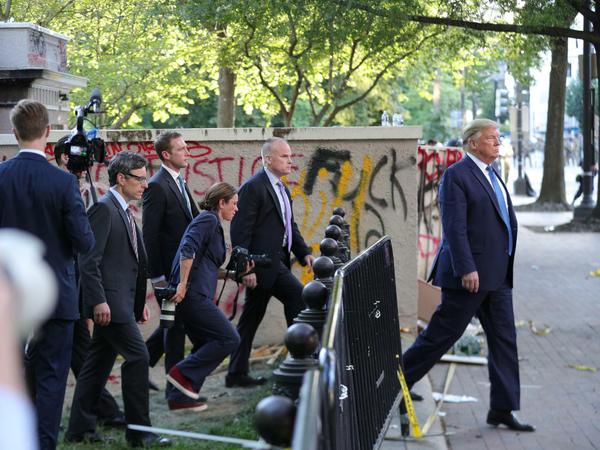 US-Präsident Trump in Begleitung auf dem Weg zurück zum Weißen Haus 