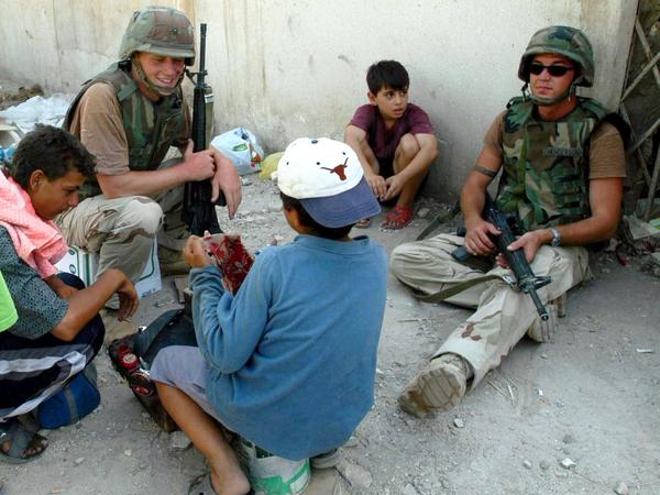 Bagdad, Juli 2003: Wie Hassan putzen diese Jungen GIs die Schuhe, um sich Geld zu verdienen.