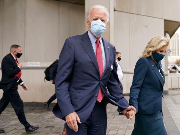 Joe Biden und seine Ehefrau Jill tragen in der Öffentlichkeit Maske. 