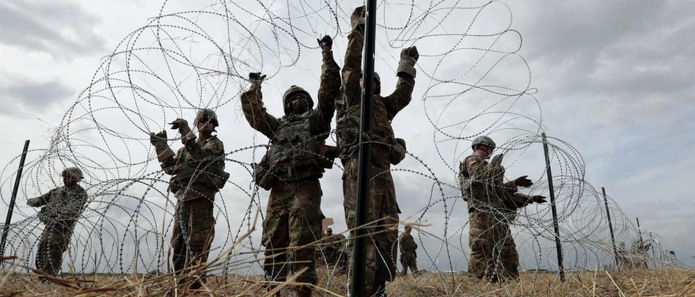 US-Soldaten errichten einen Stacheldrahtzaun in der Nähe der Grenze zu Mexiko. 