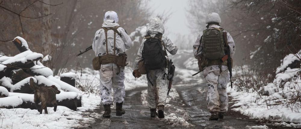 Ukrainische Soldaten an der Trennlinie zu den prorussischen Rebellen. Am Mittwoch verhandeln Moskau und Kiew in Paris.