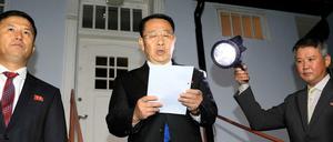 Kim Myong Gil (M), nordkoreanischer Unterhändler, liest eine Erklärung vor der nordkoreanischen Botschaft in Stockholm.