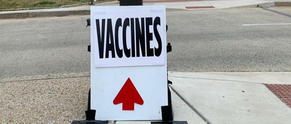 Ein Schild in Baltimore weist auf ein Impfzentrum hin.