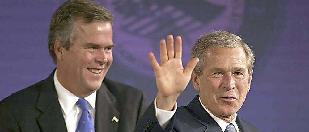 Geroge Bush bringt seinen jüngeren Bruder Jeb im Kampf ums Weiße Haus in Stellung. 