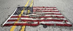 Eine USA-Fahne auf der Straße in Ferguson, auf der Michael Brown von einem Polizisten erschossen wurde. 