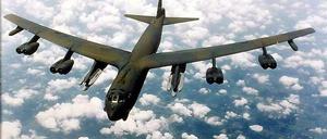 US-Bomber vom Typ B 52 überflogen eine Stunde lang das umstrittene Gebiet über dem ostchinesischen Meer.