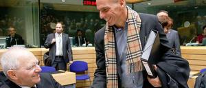 Grüßen sich herzlich. Die Finanzminister von Deutschland und Griechenland, Wolfgang Schäuble und Yanis Varoufakis am 11. Februar 2015 in Brüssel.