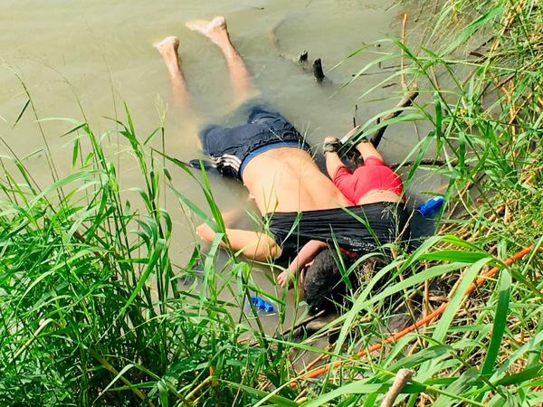 Die Leichen eines Migranten aus El Salvador und seiner fast 2-jährigen Tochter liegen am Ufer des Rio Grande.