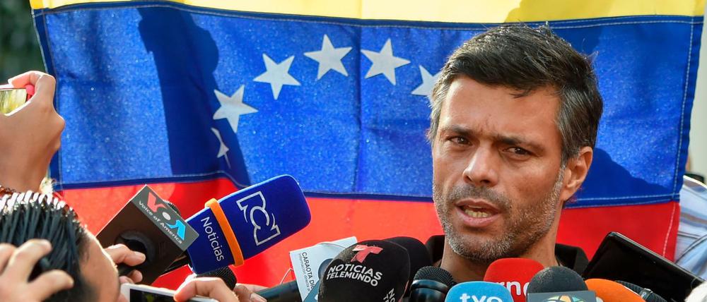 Venezuelas Oppositionsführer Leopoldo López vor der Botschaft Spaniens
