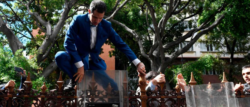 Venezuelas Parlamentspräsident Guaidó versucht in das Gebäude der Nationalversammlung in Caracas zu gelangen. Ihm wurde der Zutritt verweigert. 