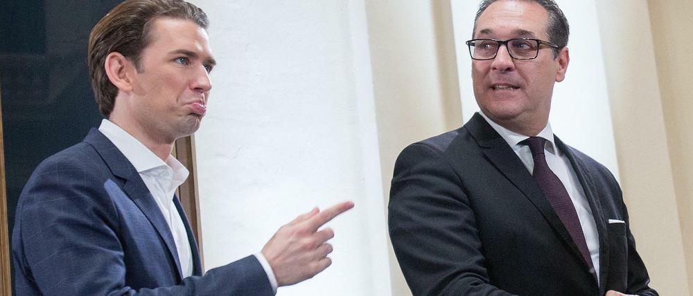 ÖVP-Chef Sebastian Kurz (l) und Ex-FPÖ-Chef Heinz-Christian Strache sprechen bei einer Pressekonferenz.