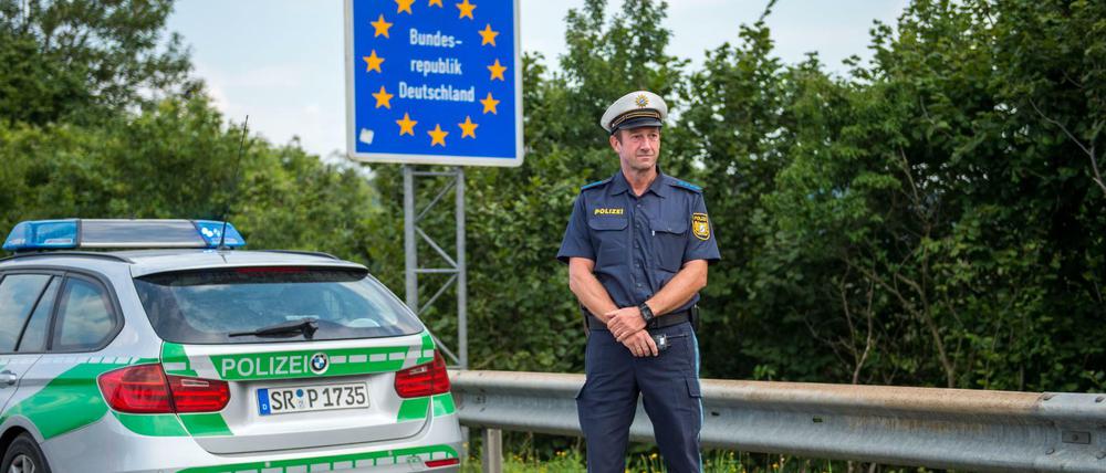 ARCEin Beamter der bayerischen Grenzpolizei steht am Grenzübergang Kirchdorf an der deutschen Staatsgrenze.