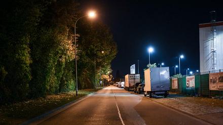 In dieser Straße in einem Freiburger Industriegebiet sollen elf Männer eine 18-Jährige vergewaltigt haben.