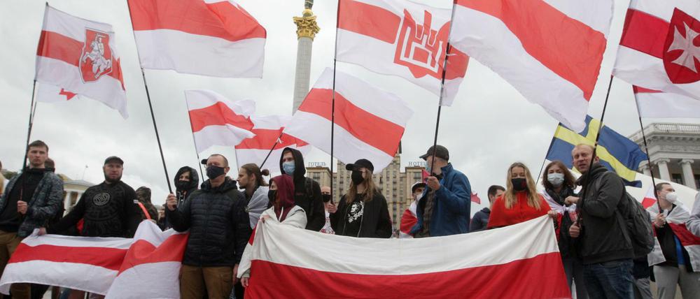 Solidarität aus der Diaspora. Belarussen im ukrainischen Kiew halten historische belarussische Fahnen bei einem regierungskritischen Protest zur Unterstützung des oppositionellen Bloggers und Aktivisten Roman Protassewitsch hoch.