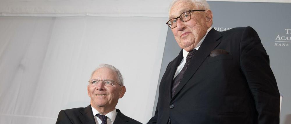 Bundesfinanzminister Wolfgang Schäuble erhält von Henry A. Kissinger den Henry A. Kissinger Preis, den die American Academy in Berlin verleiht. 