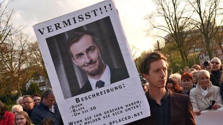 Der Schauspieler Max Mauff hält in Marl (Nordrhein-Westfalen) vor der Verleihung der Grimmepreise eine Plakat mit der Aufschrift "Vermisst", das auf die Abwesenheit des Satirikers Jan Böhmermann hin weist. 