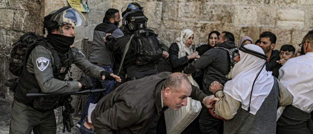 Israelische Sicherheitskräfte gehen gegen Palästinensern vor.