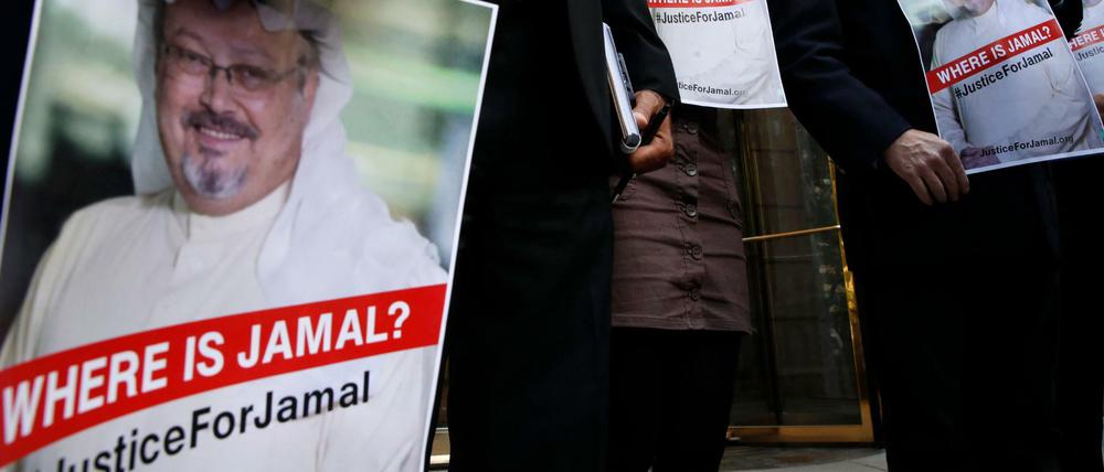 Demonstranten halten vor der Botschaft des Königreich Saudi-Arabien in Washington Plakate mit dem Bild des in der Türkei vermissten Journalisten. 