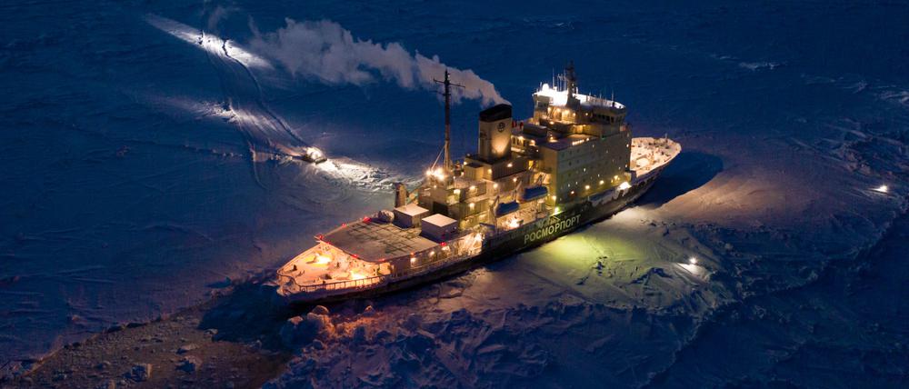 Das russische Versorgungsschiff "Kapitan Dranitsyn" (im Vordergrund) dringt zum Forschungsschiff "Polarstern" (im Hintergrund) vor. 