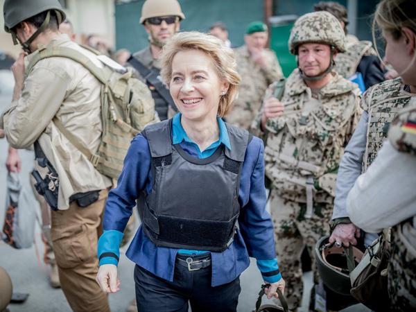 Gegenthese: Afghanistans Eliten haben versagt. Über Jahre haben die Bundeswehr und ihre Nato-Verbündeten 300.000 afghanische Soldaten ausgebildet. Sie kämpften nicht gegen die Taliban, als es darauf ankam. Hier die damalige Bundesverteidigungsministerin Ursula von der Leyen (CDU), beim Truppenbesuch in Afghanistan 2018.
