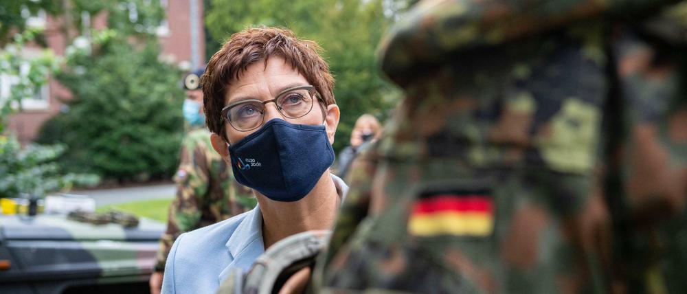 Annegret Kramp-Karrenbauer (CDU), Bundesministerin der Verteidigung spricht bei dem Besuch des I. Deutsch-Niederländische Korps Anfang September 2020 mit einem Soldaten. 