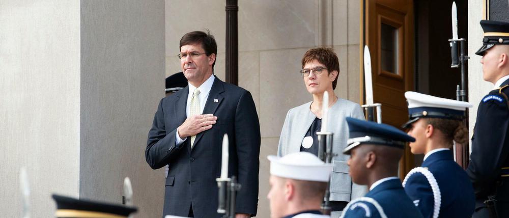 Verteidigungsministerin Annegret Kramp-Karrenbauer (CDU) wird im Pentagon von ihrem US-Kollegen Mark Esper empfangen.