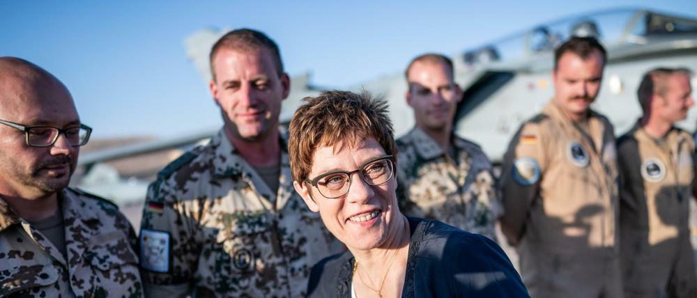 Sondiert die Lage: Verteidigungsministerin Annegret Kramp-Karrenbauer im Gespräch mit Bundeswehrsoldaten auf dem jordanischen Fliegerhorst Al-Asrak.
