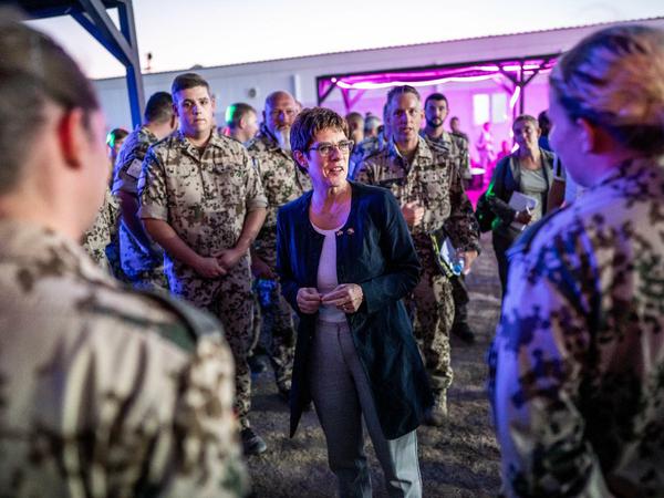Annegret Kramp-Karrenbauer (CDU), Bundesverteidigungsministerin, spricht mit Bundeswehr Soldaten in der Betreuungseinrichtung.