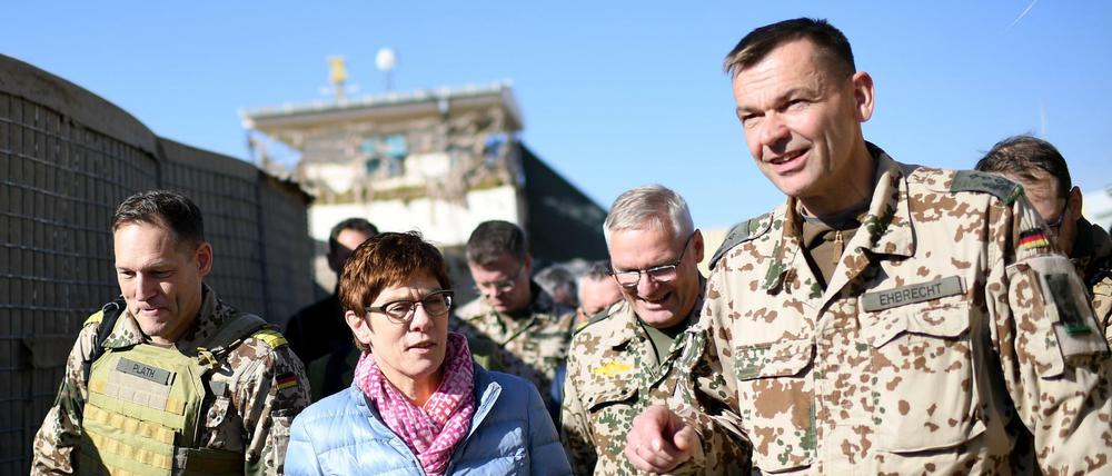 Annegret Kramp-Karrenbauer (CDU), Verteidigungsministerin, wird von Oberst Matthias Ehbrecht (r) durch das Camp Pamir in Kundus geführt. 