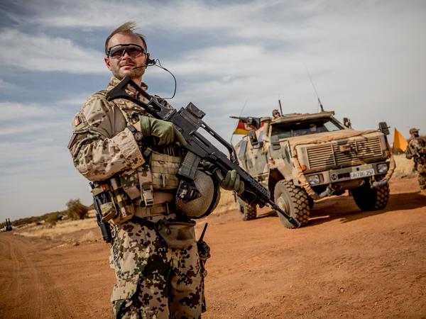 Um ihre Ausrüstung sorgt sich die Grünen-Chefin: Bundeswehr-Soldaten in Mali.